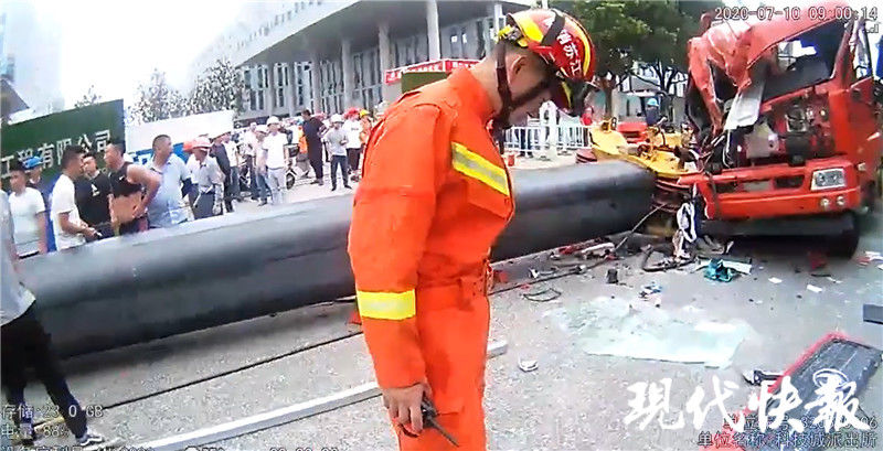  货车|数十米长的吊车吊臂突然断裂，路过货车被砸中……