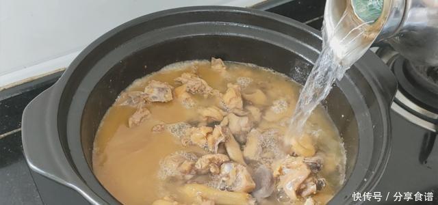  不炸|看看客家人怎么吃，不煎不炸，出锅3斤鸡肉加1斤花甲带汁吃光光