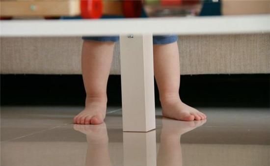  好处|宝宝爱光脚丫，老人却说寒从脚起，论光脚的好处与注意事项