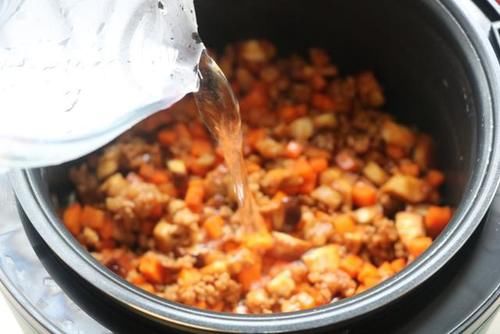 学会|伏天别炒菜了,学会这个懒人焖饭,有菜有肉有饭,太适合懒人了!