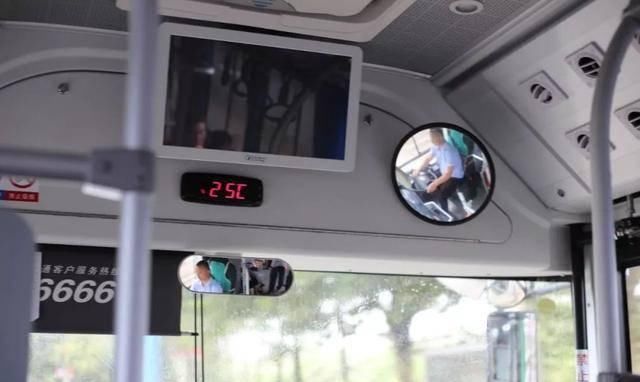 孕妇|“买不起车生什么孩子？”孕妇挤公交被骂，小学生仗义执言太漂亮