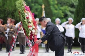 金正恩拜谒中国人民志愿军烈士陵园 向毛岸英之墓献花