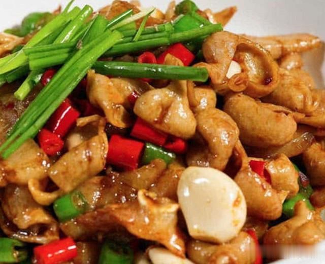 牢记|炒肥肠时,直接下锅炒不好,牢记这6个步骤,肥肠又香又脆没异味