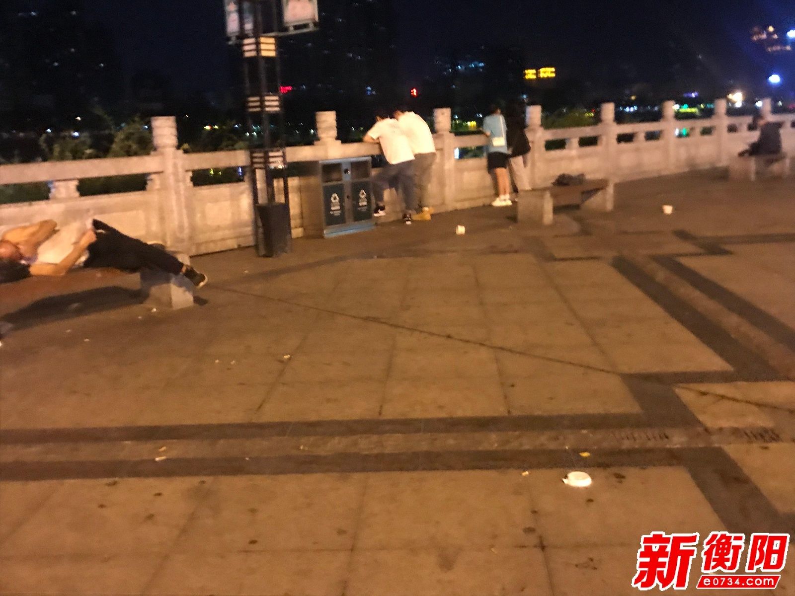 赏月|赏月之后解放路段亲水平台满地狼藉