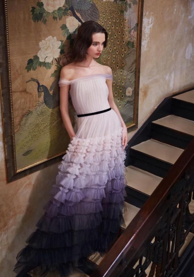  渐变|Marchesa 2020高级定制礼服，古典花卉粉色羽毛，优雅渐变层叠