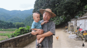  有个|山东有个大爷版李子柒！“玩木头”爆红海外！能造2600年前“鲁班凳”