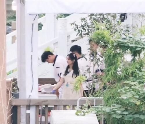  综艺|赵丽颖综艺路透曝光，给其他嘉宾打下手，女神任劳任怨无架子