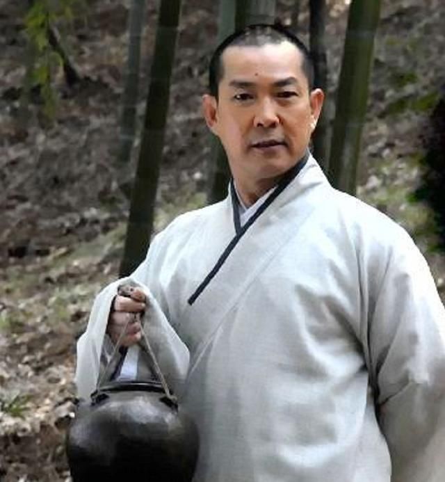  师奶|80年代武打巨星元彪罕露面，保养得宜不显老，人气爆棚遭师奶围堵