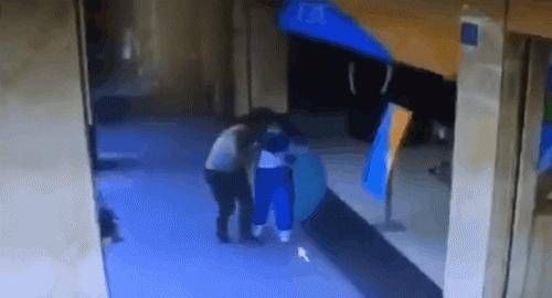 猥亵|女孩在商场门口遭陌生男子猥亵,警方:嫌犯系精神障碍患者