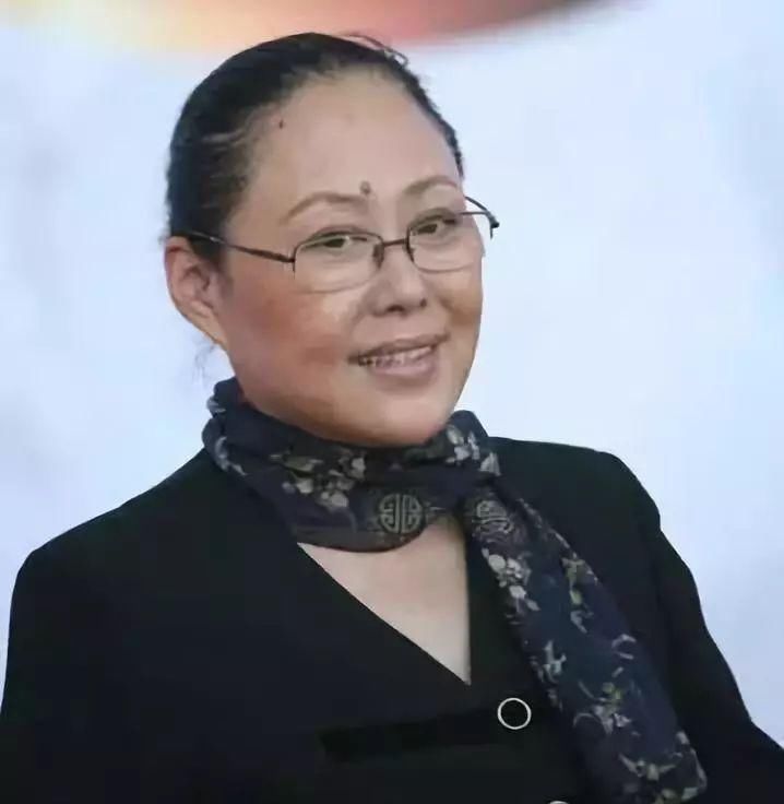  出门|70岁斯琴高娃曾遭8年家暴，如今出门靠轮椅