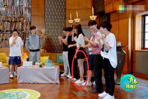 关晓彤的腿|有种“白袜腿”叫关晓彤,明明什么都没穿,却白的像有一层长筒袜