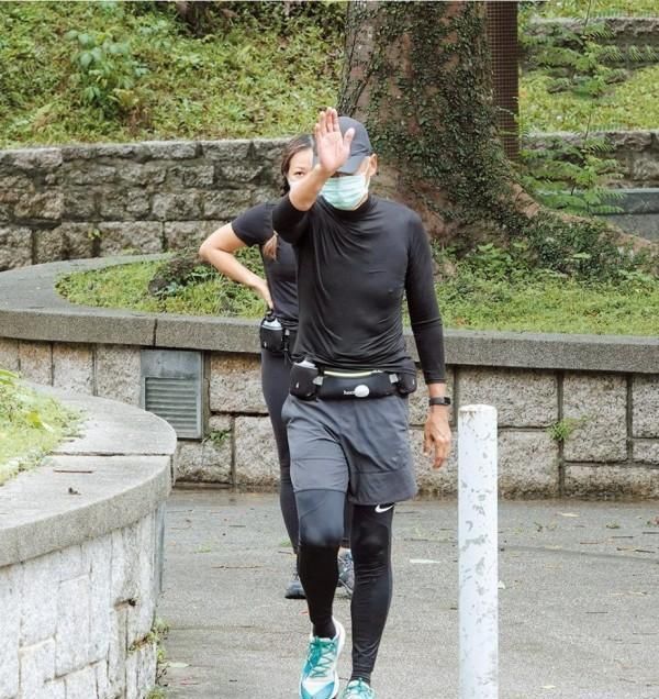 身材|不怕发嫂吃醋？65岁周润发晨跑身材好，与女子贴身做热身引关注