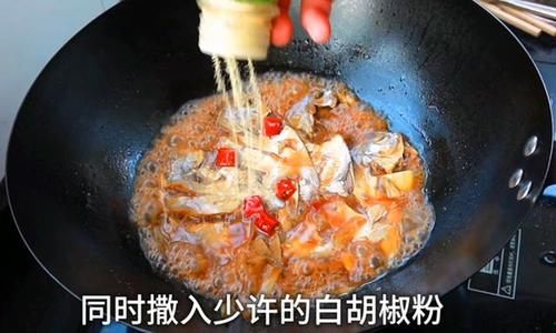 鲜香|大厨将鲳鳊鱼搭配这种野菜一起烧，鲜香滑嫩，营养又开胃