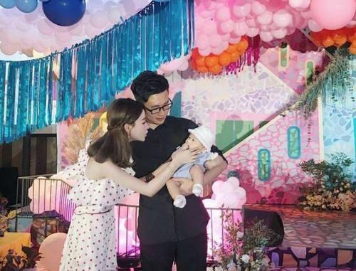 追星|雪梨与黄晓明同框直播，面带羞涩完全不敢对视，已婚妈妈秒变追星少女