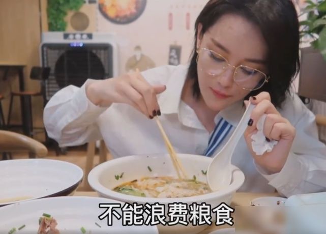 吃饭|张馨予深夜觅食,直接用盆吃饭,摄影师都忍不住吐槽:吃的比我都多