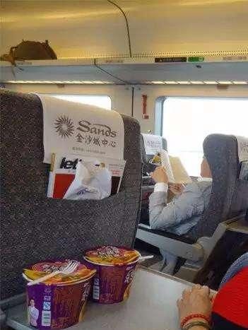 孩子|母子高铁吃泡面遭乘客指责,最后上网求助,网友:素质堪忧