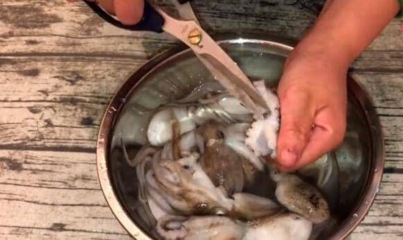 好吃|让我们分享一个自制版的辣炒八爪鱼不腥，不老，很脆很好吃