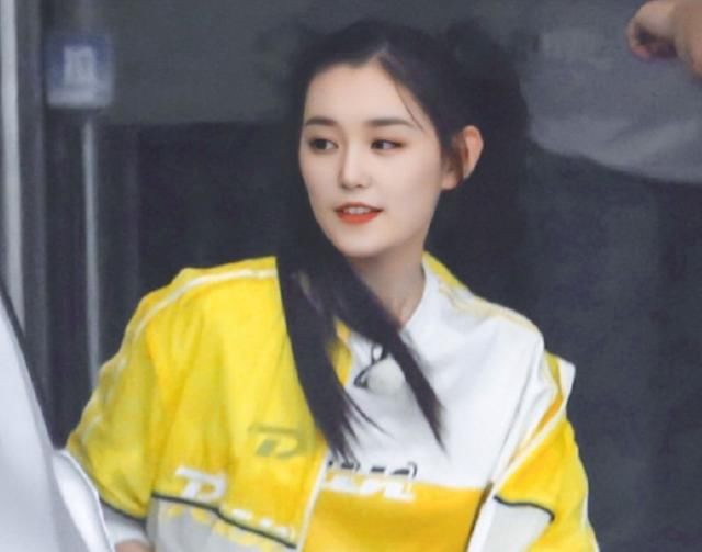  真实|蒋依依《奔跑吧》下水，脱妆截图火了，颜值太过真实了