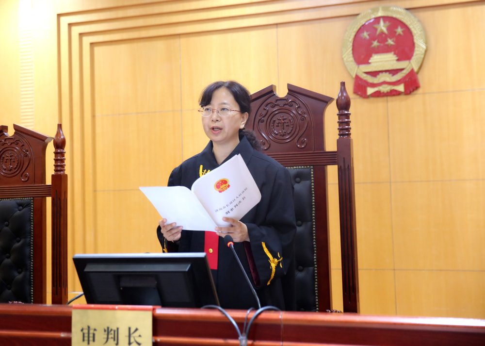 蚂蚁|山东首例“套路搬”案件一审宣判“蚂蚁搬家”专门来法院送锦旗