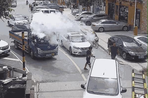  高杆|撞上限高杆，车上冒起白烟！接下来驾驶员的操作太不该……