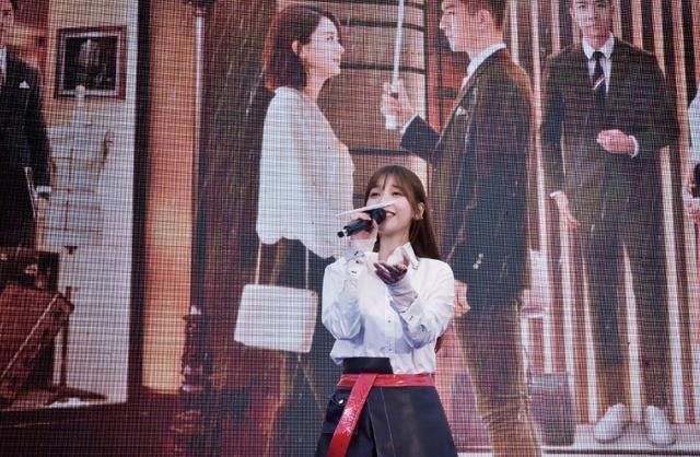  裙子|金莎没刘海真是“解除封印”，穿亮皮吊带裙出镜，甜妹成“酷姐”