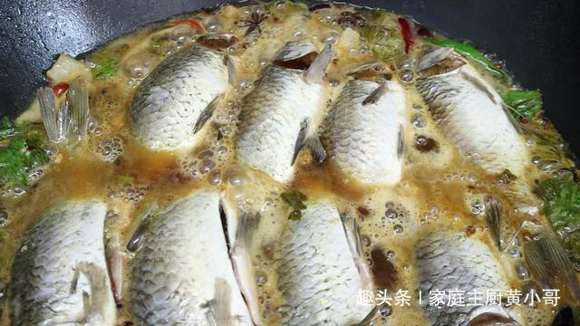 老人|鲫鱼刺多老人小孩不敢吃,小哥教你做香酥鲫鱼,连刺都是酥的