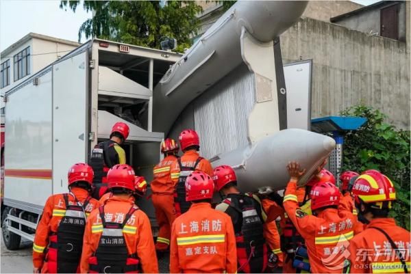 记者|“有人吗？家里有人吗？”多图直击上海抗洪队深夜搜救现场