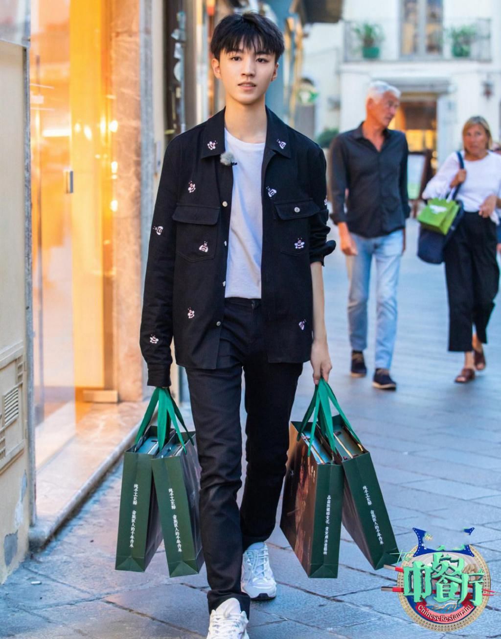 服气|王俊凯连上两季《中餐厅》,20岁私服壕气抢风头,少年感让人服气