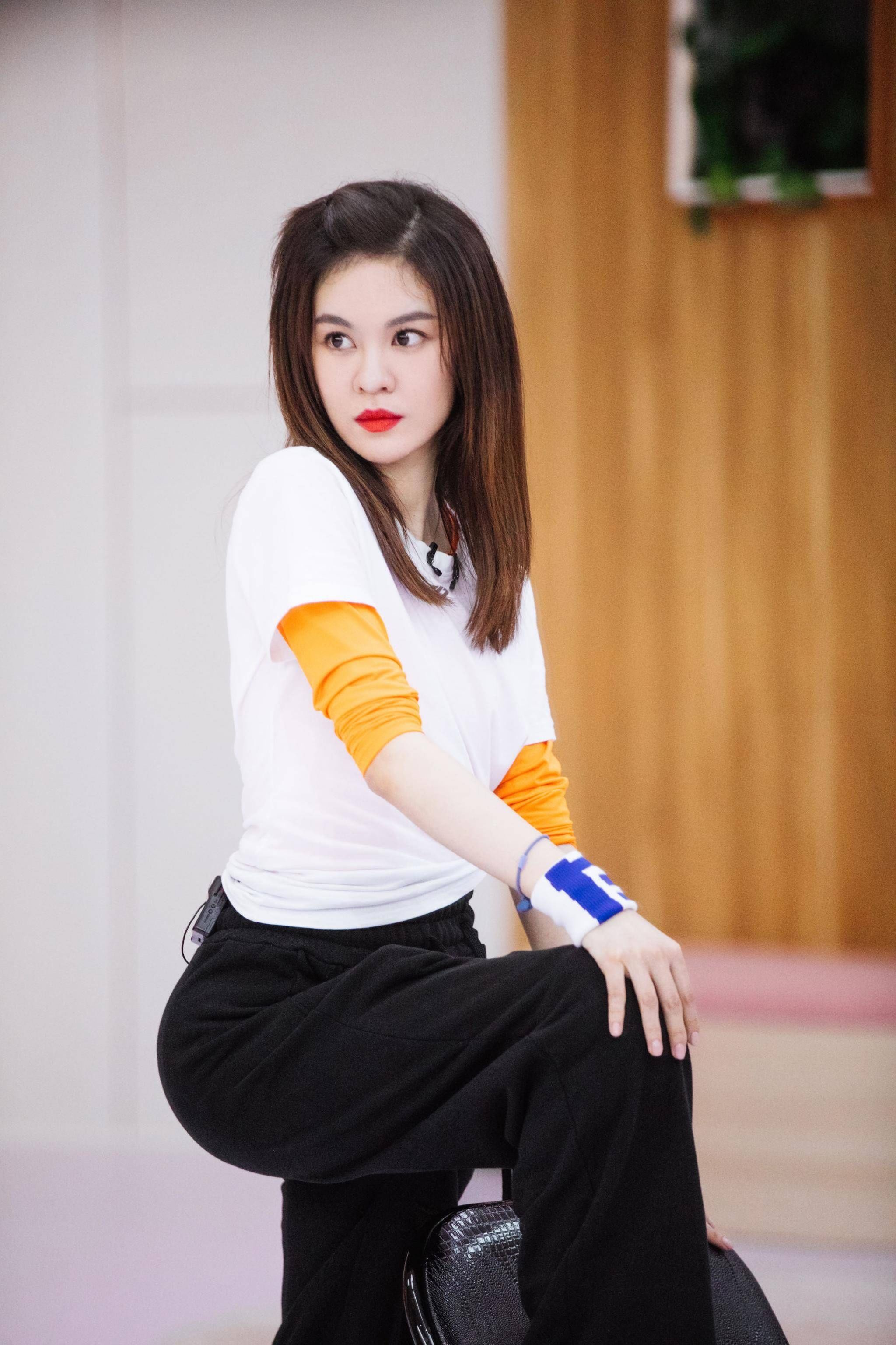  宁静|《浪姐》郁可唯被宁静推当队长 椅子舞引全场尖叫