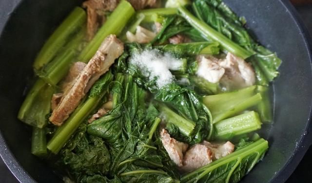  好吃|春菜和它这样炖，鲜咸香嫩，老公夸口好吃，吃到最后连汤汁都不剩