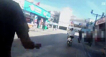 民警|在商场外睡了一觉，醉酒男报假警说鞋垫下的100元不见了？警方：你咋有点像偷电动车的嫌犯呢