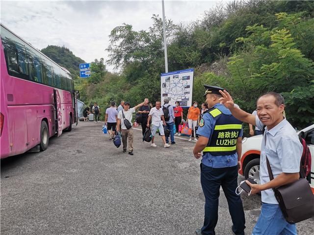 路政|烈日下前不着村后不着店!58名乘客滞留高速,路政紧急救援