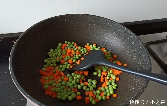 胡萝卜|煮饭加它,又香又软真好吃,3岁的孩子都能吃2碗,懒妈妈快学