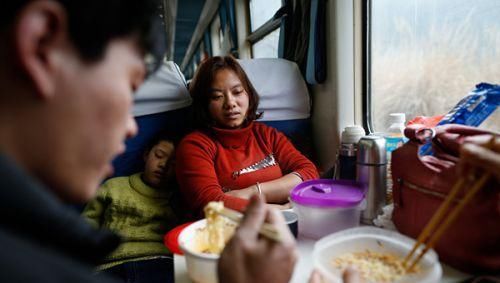 孩子|母子高铁吃泡面遭乘客指责,最后上网求助,网友:素质堪忧
