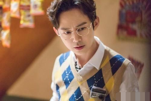  节目组|何炅被《拜冰》坑了？杀青时不见笑容，网友：恐怕很难再续约