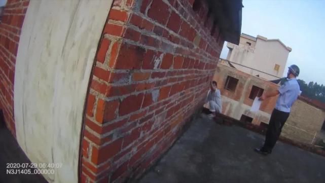  相逼|警方追捕，毒贩为逃脱抓捕居然以“死”相逼...