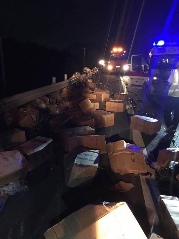  护栏|司机任性变道超车撞高速护栏，一车蔬菜撒了一地