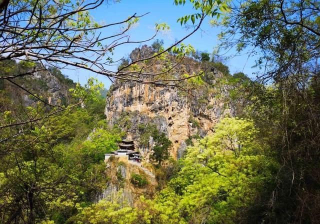 居住|云南深山有座寺庙,建在悬崖上距今千年,独自居住着一位中年男子