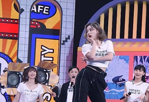  许佳琪|许佳琪在“首综”即兴模仿时，金星直夸有感觉，虞书欣秒变小迷妹