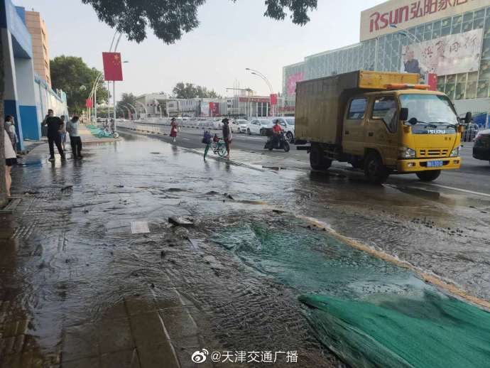 爆裂|天津 一道路自来水管爆裂，积水覆盖路面