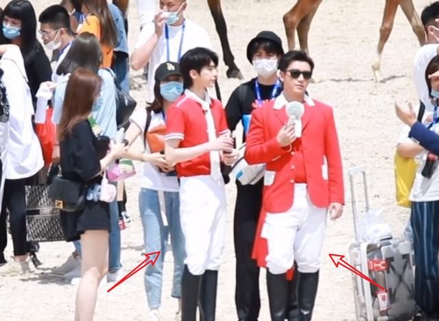  保护|跑男全员穿马术服，没有了瘦身滤镜的保护，郑恺的身材藏不住了