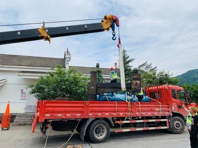  臂膀|危险！2吨吊机甩着“臂膀”在高速上“摇摇欲坠”