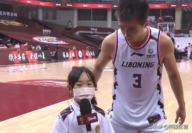  胡明轩|太可爱！CBA小记者采访赵继伟却弄错名字，对他喊道：胡明轩哥哥