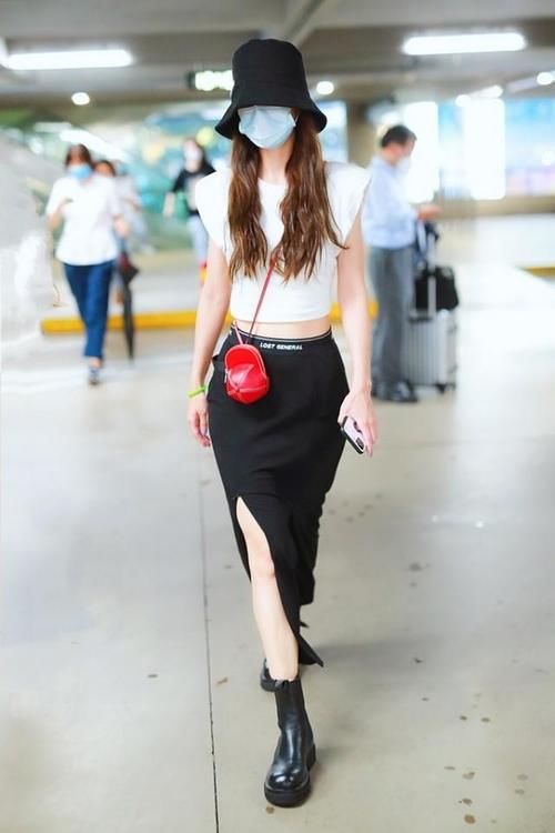  造型|杨颖好懂色彩搭配，黑白装简约低调，配个红色小包气质瞬间变高级