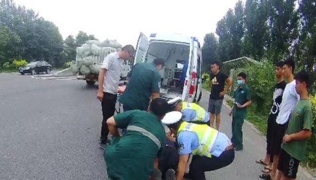  快速|下班高峰期交警巡逻遇车祸 小车与摩托车相撞2人受伤 民警快速有效施救