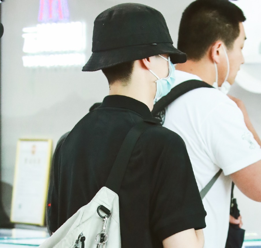 王一博|王一博真的剪短发了鬓角失踪粉丝强颜欢笑，担心戴假发跳街舞