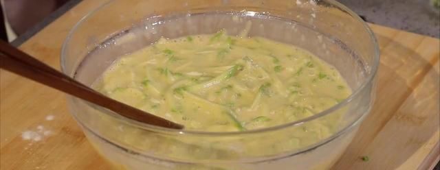 老少皆宜|早餐饼西葫芦鸡蛋饼,味道鲜美,老少皆宜,做法简单又省事、快捷