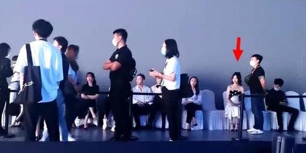  之间|唐嫣产后首次复出与杨幂同框，两人中间隔着一条银河，全程零互动