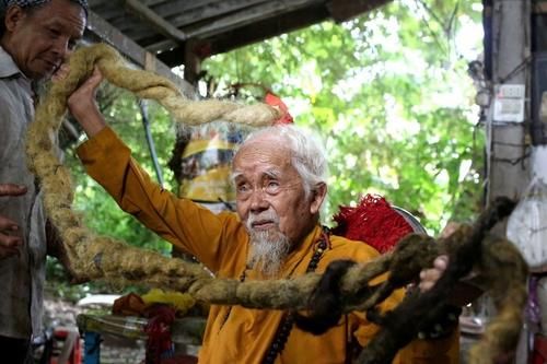 剪头发|92岁老人近80年不洗头不剪发，如今已5米长，平时盘在头顶