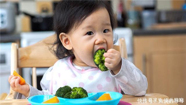  宝宝|6个月大的婴儿被异物噎住，邻桌护士40秒急救，宝宝化险为夷